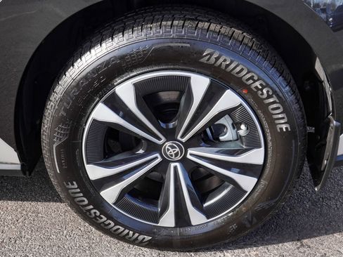 Used 2025 Toyota bZ4X AWD image 8