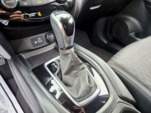 Used 2020 Nissan Rogue SV image 24