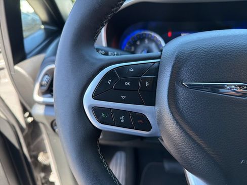 Used 2025 Chrysler Pacifica Select FWD image 15