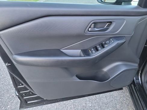 Used 2024 Nissan Rogue S image 17