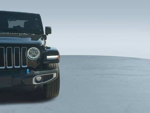 Used 2022 Jeep Wrangler Unlimited Sahara w/ Cold Weather Group image 40