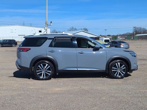 Used 2023 Nissan Pathfinder Platinum image 4