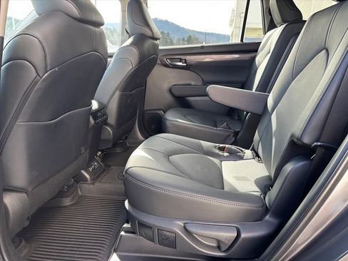 Used 2025 Toyota Highlander Limited image 11
