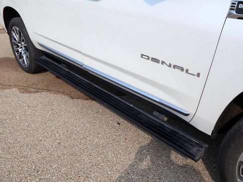 Used 2025 GMC Yukon XL Denali w/ Denali Reserve Package AWD/4WD image 8