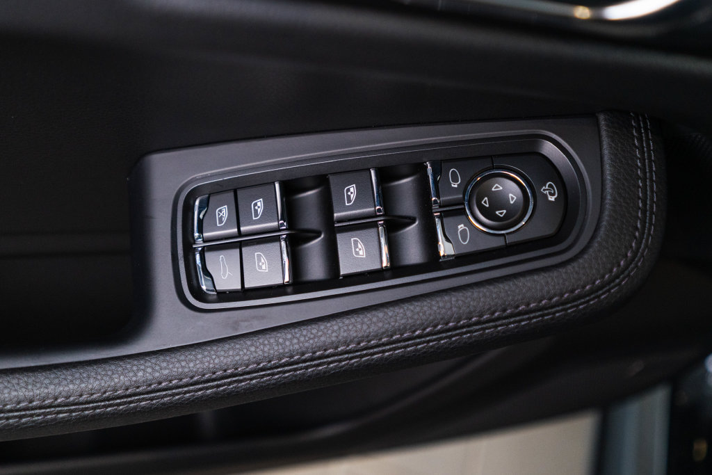 Certified 2026 Porsche Macan AWD/4WD image 17