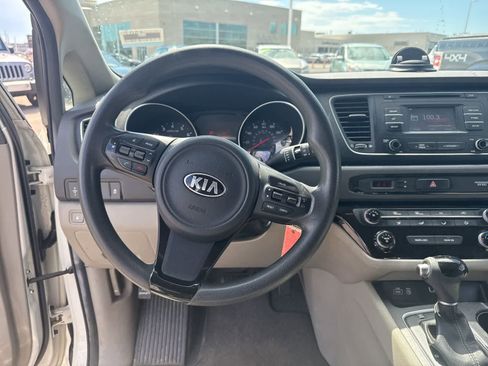 Used 2015 Kia Sedona LX image 19