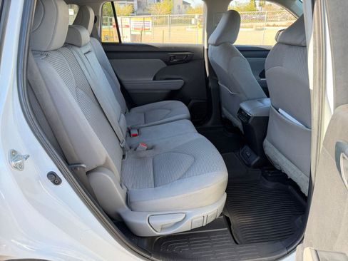 Used 2022 Toyota Highlander LE image 18