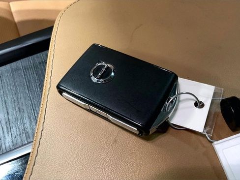 Certified 2024 Volvo XC90 B6 Ultimate image 12