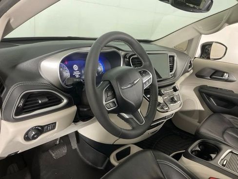 Used 2022 Chrysler Pacifica Touring-L image 18