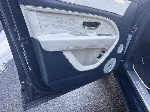 Used 2023 Bentley Bentayga Extended Wheelbase image 13