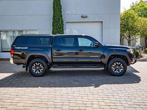 Used 2019 Toyota Tacoma TRD Off-Road AWD/4WD image 4