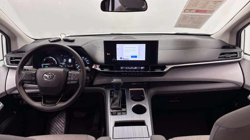Used 2025 Toyota Sienna LE FWD image 31
