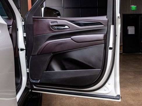 Used 2023 Cadillac Escalade ESV V AWD/4WD image 37
