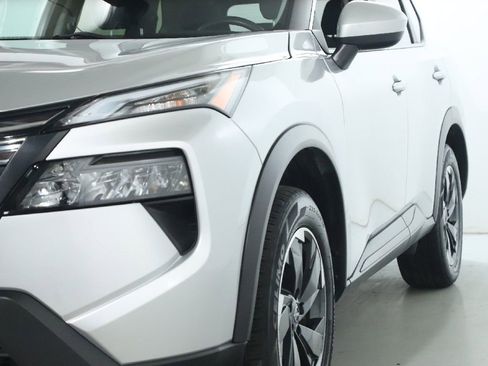 Used 2024 Nissan Rogue SV image 4