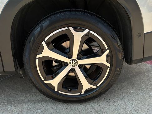 Used 2026 Volkswagen Tiguan SE FWD image 9