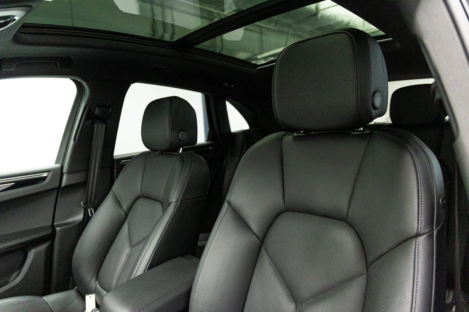 Used 2025 Porsche Macan AWD/4WD image 24