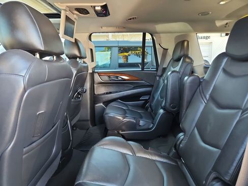 Used 2020 Cadillac Escalade Premium Luxury image 31