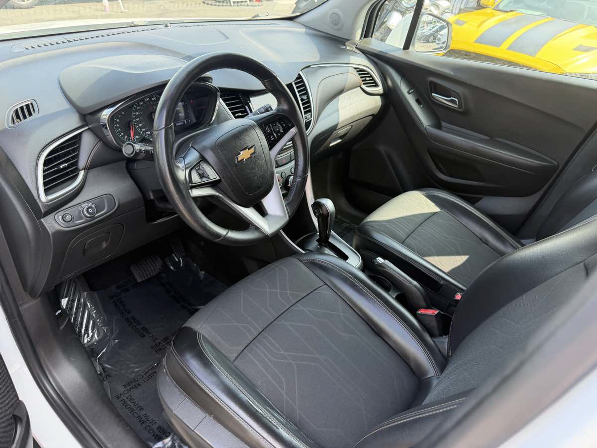 Used 2019 Chevrolet Trax LT w/ LT Convenience Package FWD image 14