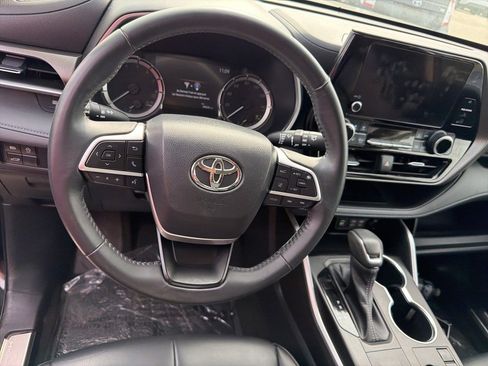 Used 2023 Toyota Highlander XLE image 12