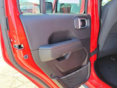 Used 2025 Jeep Wrangler Unlimited Sahara image 18