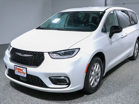 Used 2024 Chrysler Pacifica Touring-L FWD image 32
