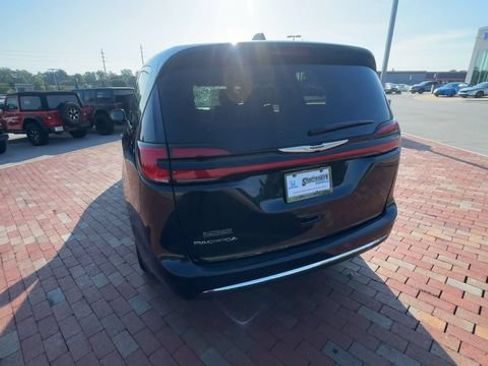 Used 2023 Chrysler Pacifica Touring-L FWD image 9