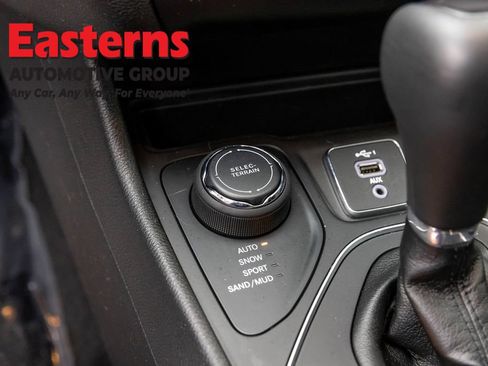 Used 2021 Jeep Cherokee Latitude Plus AWD/4WD image 20