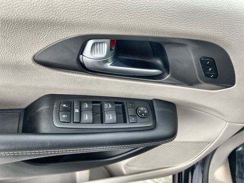 Used 2024 Chrysler Pacifica Touring-L image 15