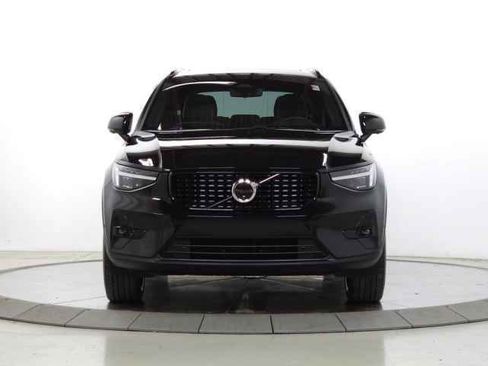 Used 2025 Volvo XC40 B5 Ultra image 2