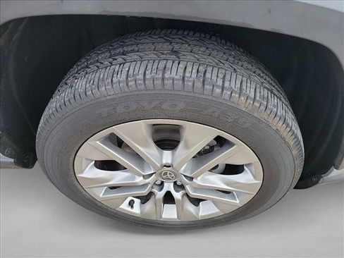 Used 2021 Toyota RAV4 XLE Premium image 10