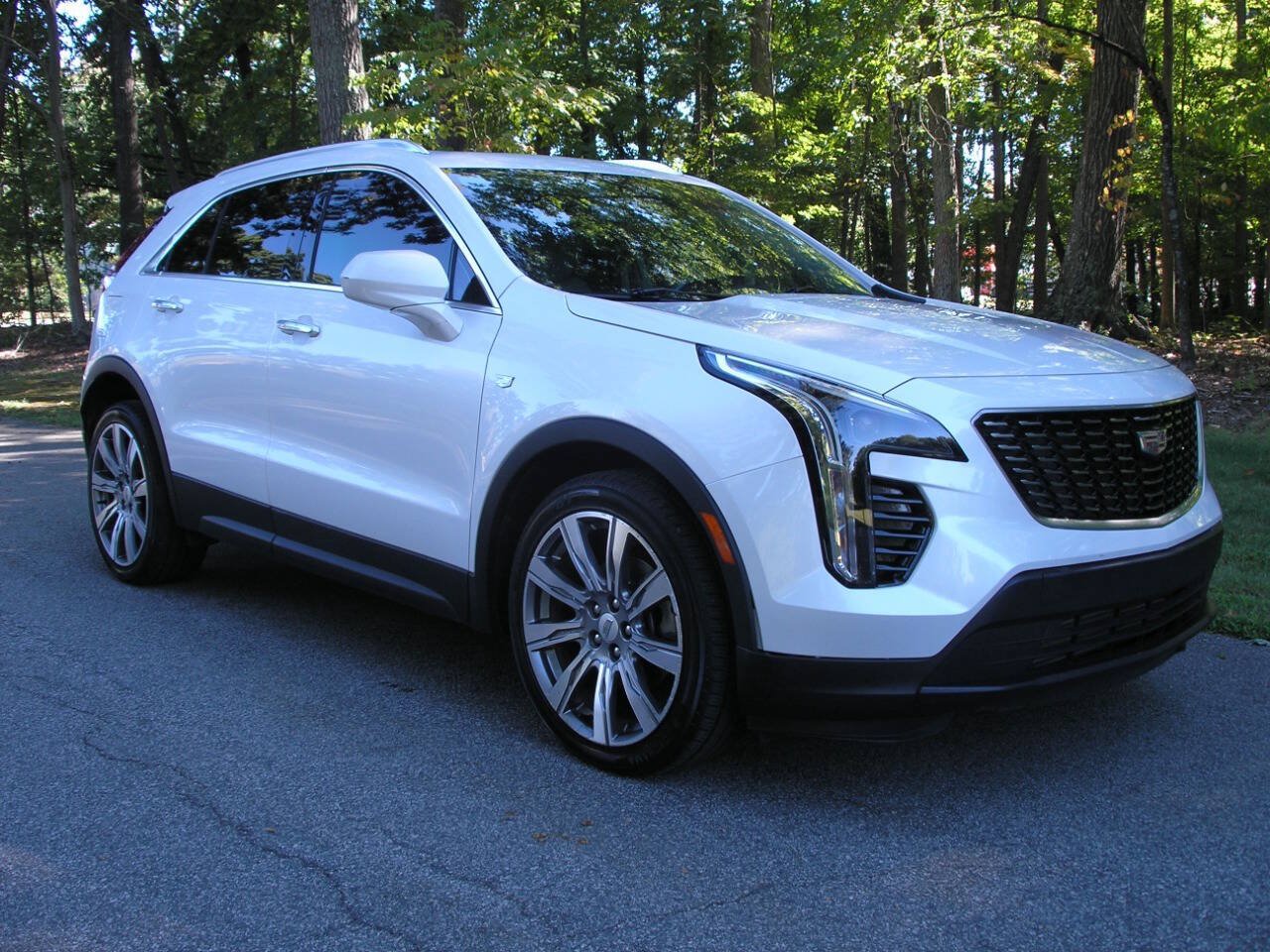 Used 2019 Cadillac XT4 Luxury w/ Cold Weather Package FWD image 1