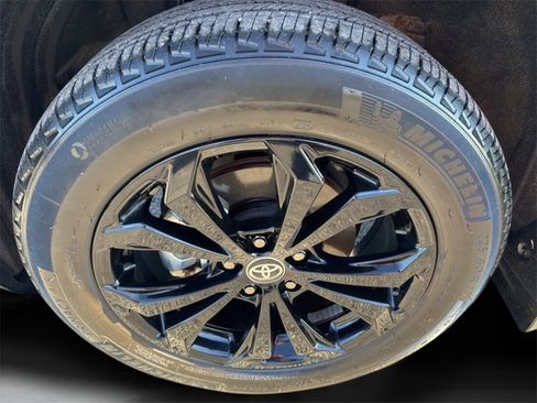 Used 2025 Toyota RAV4 SE image 21