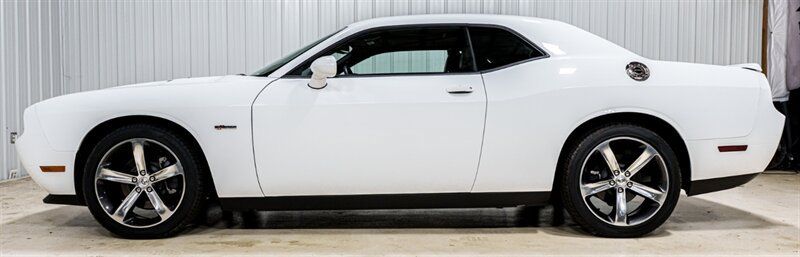 Used 2014 Dodge Challenger SXT RWD image 2