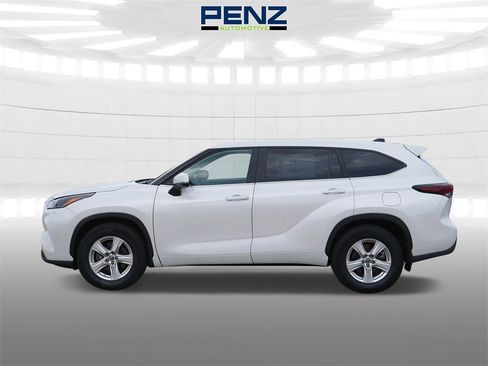 Used 2024 Toyota Highlander LE image 4