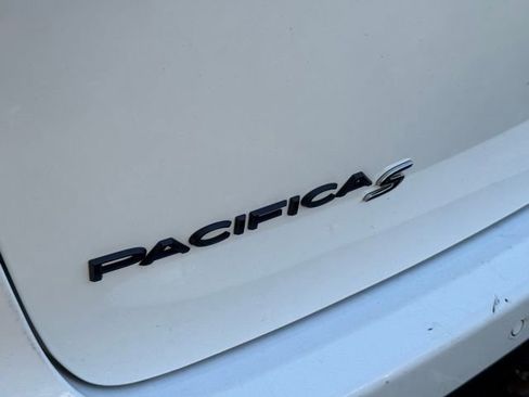 Used 2024 Chrysler Pacifica Select image 3