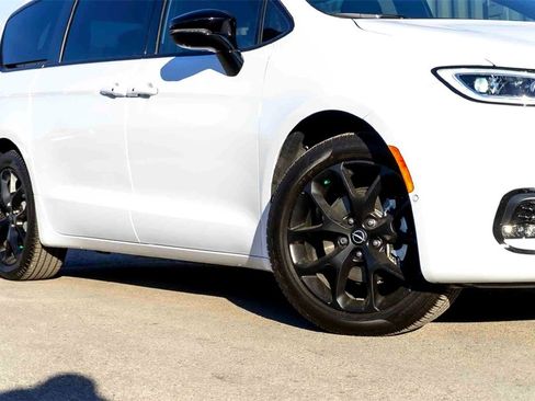 New 2026 Chrysler Pacifica Select w/ S Appearance Package image 2