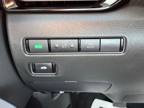 Used 2025 Nissan Sentra SV FWD image 17