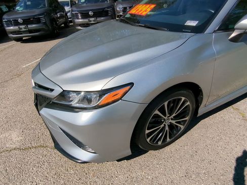 Used 2018 Toyota Camry SE w/ Moonroof Package image 10