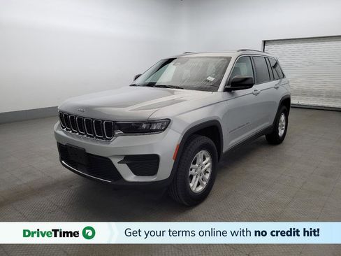 Used 2023 Jeep Grand Cherokee Laredo image 1