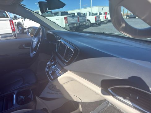 Used 2018 Chrysler Pacifica Touring-L image 21