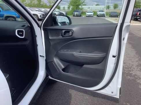 Used 2025 Hyundai Venue Limited image 30
