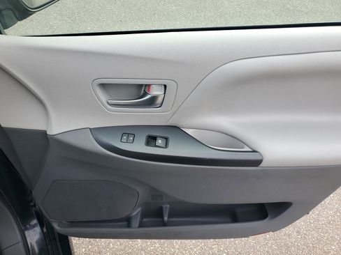 Used 2019 Toyota Sienna LE image 10