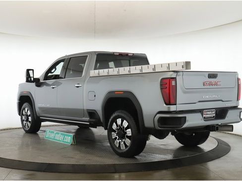 Used 2025 GMC Sierra 2500 Denali image 8