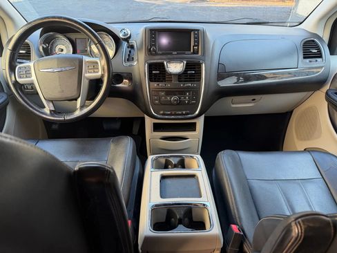 Used 2014 Chrysler Town & Country Touring FWD image 10
