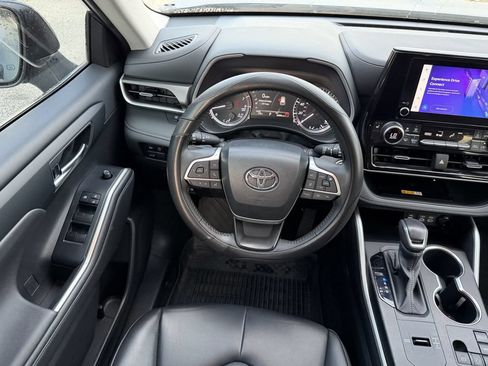 Used 2024 Toyota Highlander XLE FWD image 13
