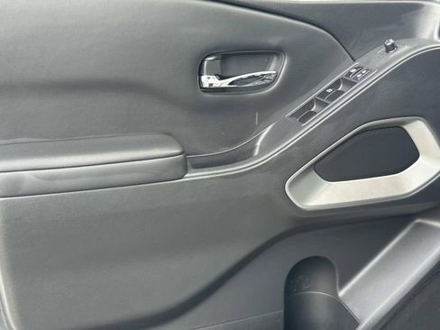 Used 2024 Nissan Frontier SV w/ SV Convenience Package image 17