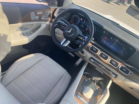 Used 2025 Mercedes-Benz GLS 580 4MATIC image 31