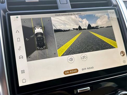 New 2025 Land Rover Discovery Dynamic SE image 22