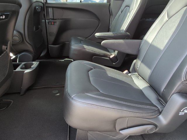 New 2026 Chrysler Pacifica Select FWD image 24