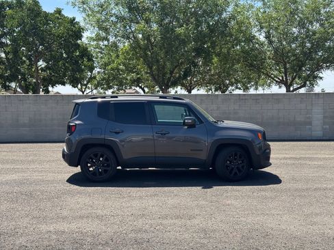 Used 2018 Jeep Renegade Altitude FWD image 2